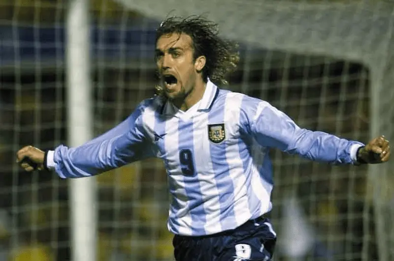 Gabriel Batistuta (Argentina, 10 bàn)